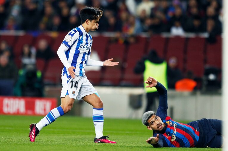 「クボのことは知ってるよ」バルササポに久保建英が笑顔で… 放送なしが惜しい「名手ブスケッツが声を荒げた」鮮烈プレー〈現地撮影〉(29)