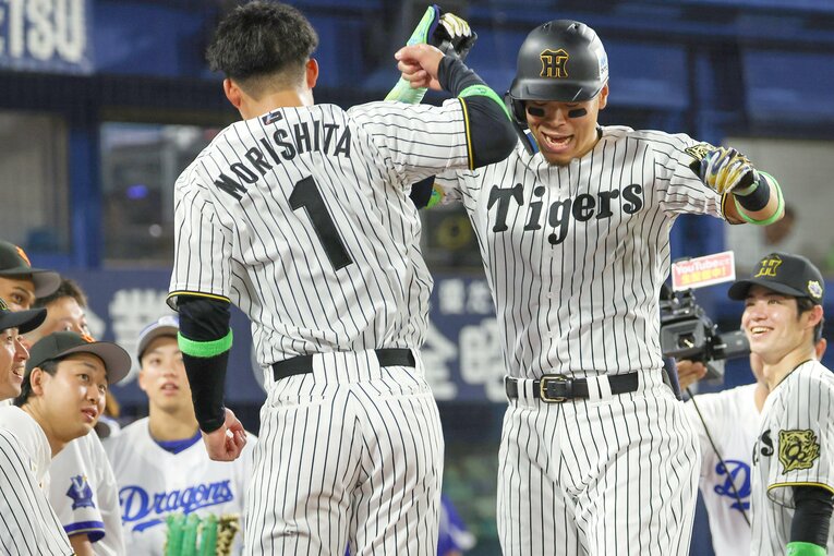 4番・佐藤輝明、3番・森下翔太の2人で本塁打60本を超えた　©JIJI PRESS