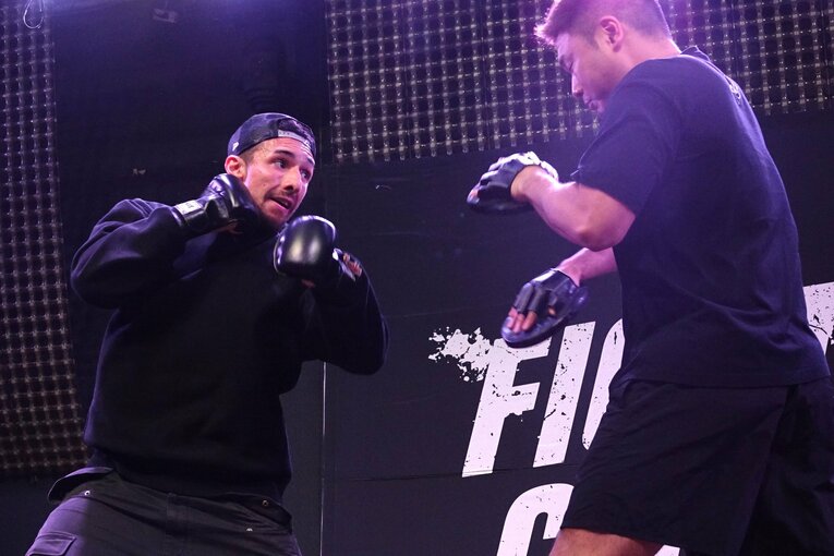 木村“フィリップ”ミノルのミット打ち　©Koji Fuse