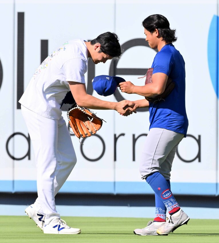 2024年9月のドジャースvsカブス戦前、握手する大谷翔平と今永昇太　©JIJI PRESS