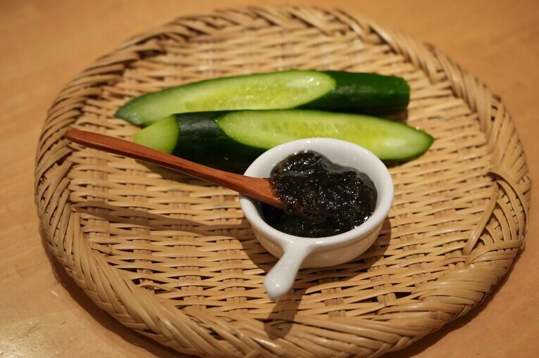 猪木がうまそうにかじっていたキュウリ。味噌は川嶌さんの母親の手作り