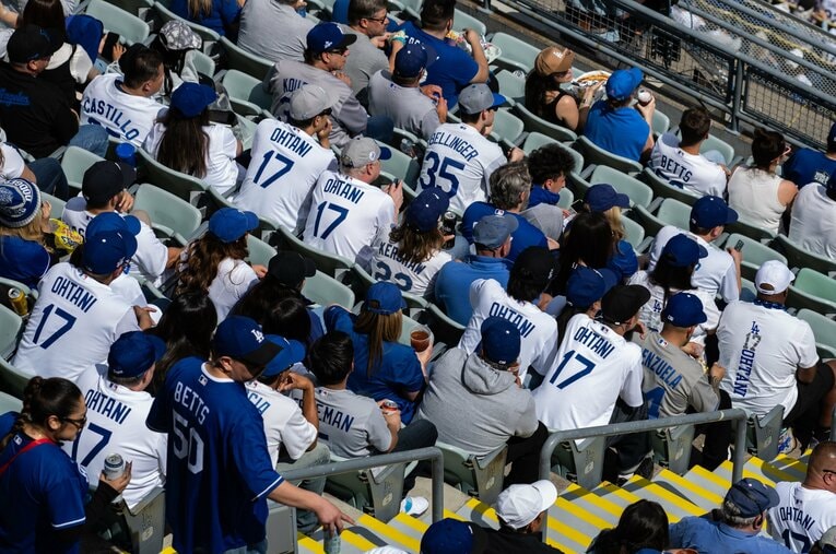 ドジャースタジアムに詰めかける「OHTANI 17」シャツのファンたち　©Nanae Suzuki