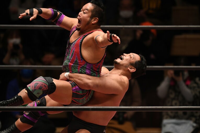 12月31日（夜）の年越しプロレス。入江茂弘を投げる関本大介