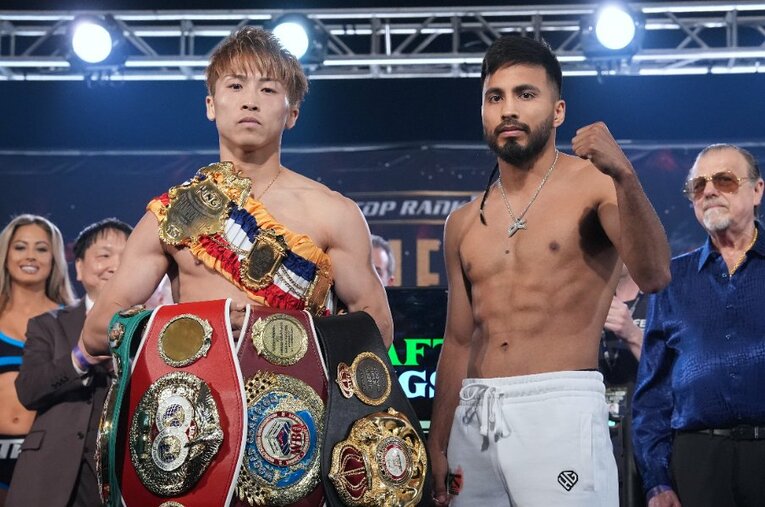 試合前日の計量で顔を合わせた井上尚弥とラモン・カルデナス。この時点でカルデナスの善戦を予想する声は少なかった ／ photograph by Naoki Fukuda