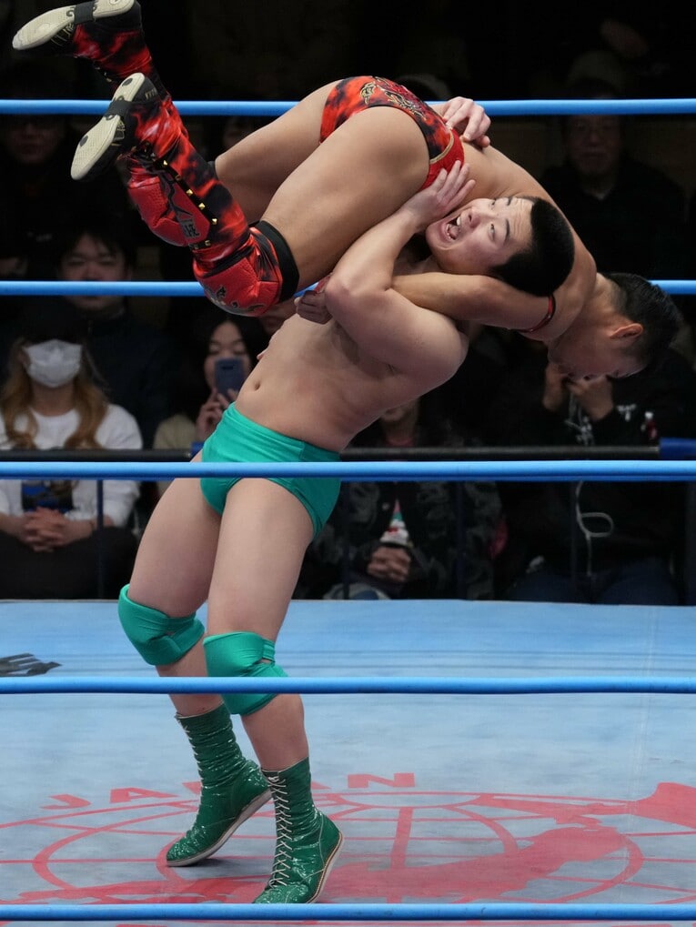 スープレックスをみせる長尾一大心　©Essei Hara
