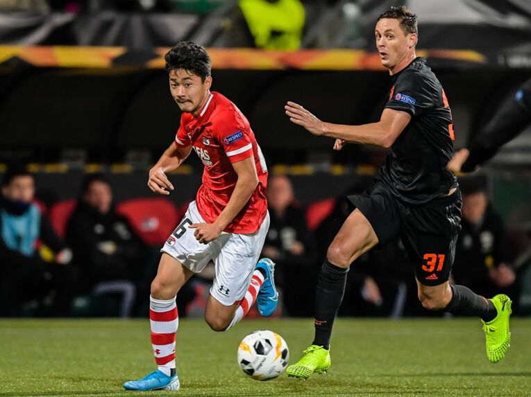 19年、ユナイテッド戦での菅原。マティッチを抜き去る　©Getty Images