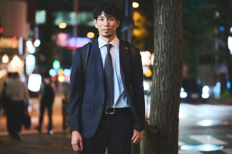 仕事終わりにインタビューに応じた福澤達哉さん。業務に追われる毎日だが、日本代表戦の解説などバレーボールに関する仕事も積極的にチャレンジしている ／ photograph by Yuki Suenaga