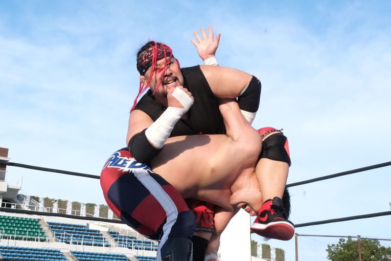 佐藤光留プロデュース『真夏の変態祭り』で諏訪魔に大仁田、鈴木みのるも大暴れ！ 灼熱の旧川崎球場で“1日6試合”の佐藤が感じたのは…？(14)