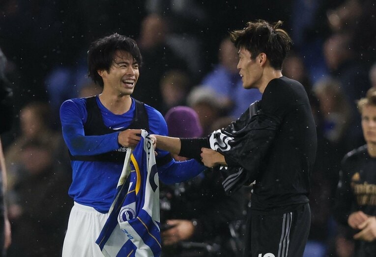 試合後、2人は笑顔でユニホームを交換した　©AFLO