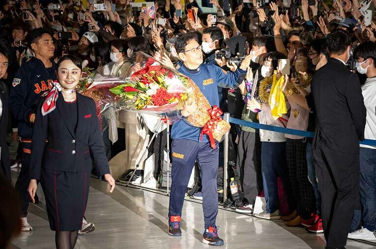出迎えの歓声に応える栗山監督。MLB組はアメリカで解散となったが、NPB球団所属の侍ジャパン選手たちを目当てに1200人以上のファンが成田空港に駆けつけた ／ photograph by Shiro Miyake