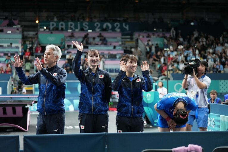 【号泣の準決勝】ドイツ戦。4戦目はストレート勝ち。張本をねぎらう早田、平野　　©︎JMPA