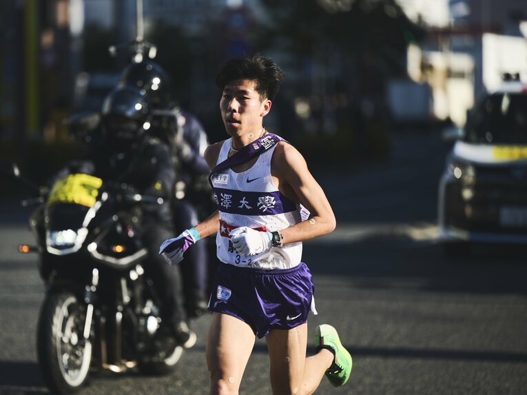 2区でデッドヒートを繰り広げた駒澤大・田澤廉　©Yuki Suenaga