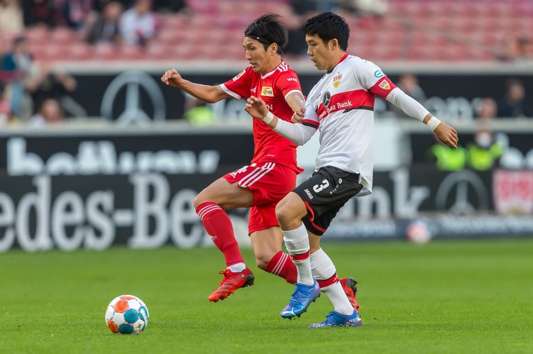 所属クラブのウニオン・ベルリンで主にインサイドハーフとしてプレーする原口元気（左）。ブンデスリーガで対戦した遠藤航と中盤のユニットを組む可能性もある　©Getty Images