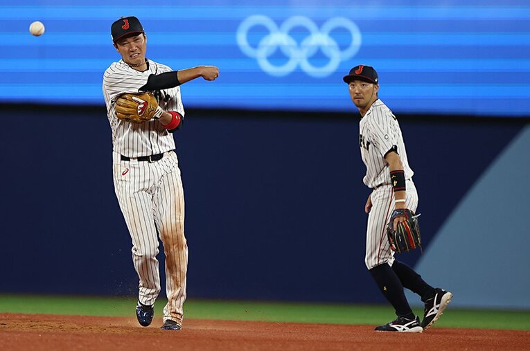 坂本勇人と菊池涼介。東京五輪の日本代表でも鉄板の二遊間だったが、守備指標だけで見ると……？ ／ photograph by Shinya Mano/JMPA