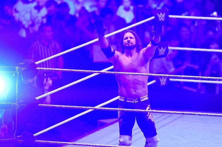 4月上旬に無観客試合、インターネット配信イベントとして開催された「レッスルマニア」で、アンダーテイカーに生き埋めにされたAJスタイルズ。 ／ photograph by Essei Hara