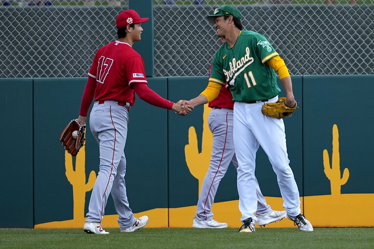 2月28日のオープン戦で同学年の大谷（左）と再会した藤浪。14年オールスターで投げ合って以来、9年ぶりの同時先発だった　©︎AFLO
