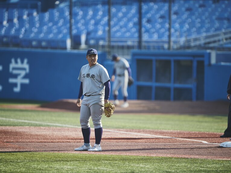 ファーストを守る麟太郎 ©Yuki Suenaga