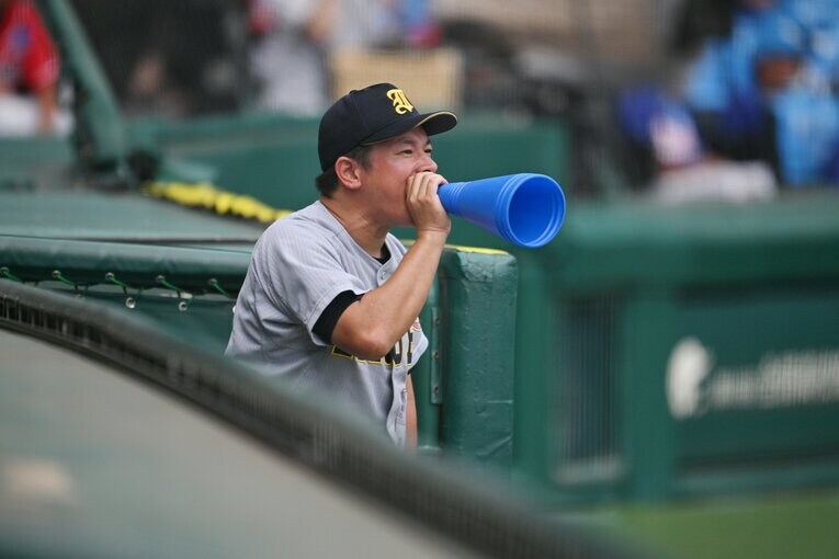 試合中、声を張り続けた仙台育英・須江監督
