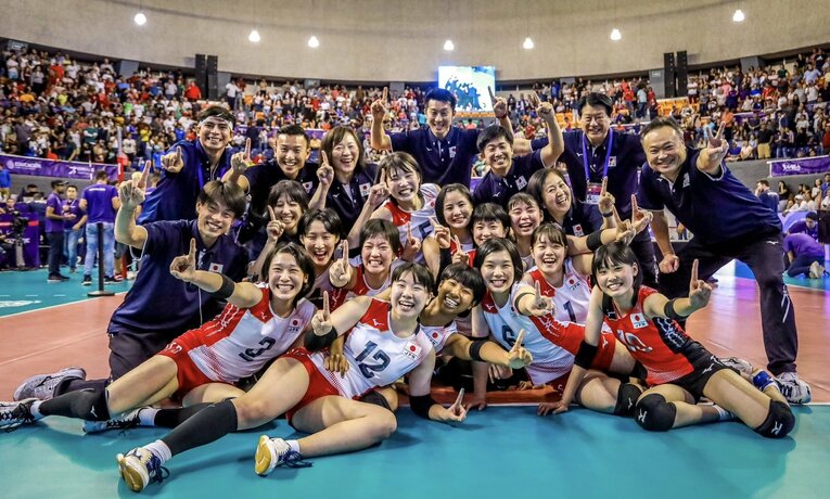 帰国後の2019年には、バレーボール日本代表・石川真佑らを擁した女子U20（ジュニア）世界選手権で初優勝（後列左から2番目、写真=本人提供）
