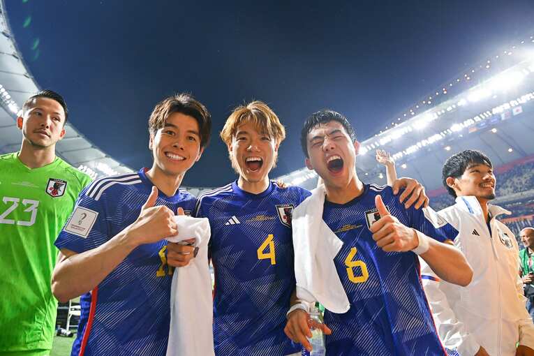 勝利を喜ぶ田中碧、板倉滉、遠藤航　©Takuya Kaneko/JMPA