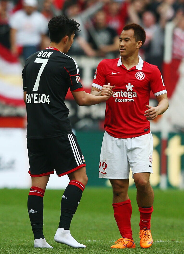 ブンデス時代のソン・フンミンと岡崎　©Getty Images