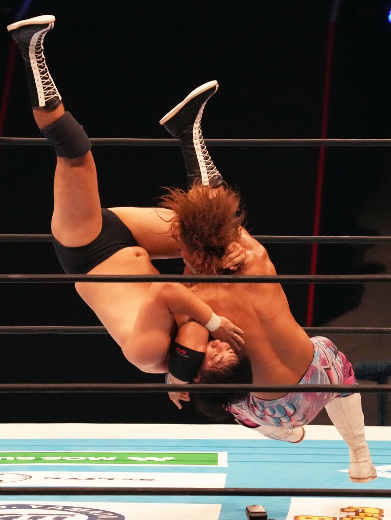 成田蓮をキャンバスに叩きつける海野翔太