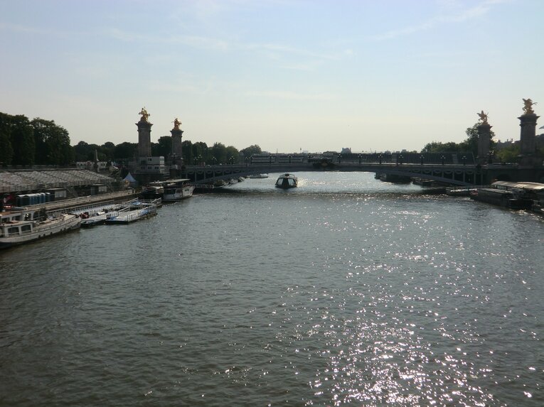 大臣が遊泳後にあがってきたアンバリッド橋からアレクサンドル3世橋を望む　©Yuji Hirooka