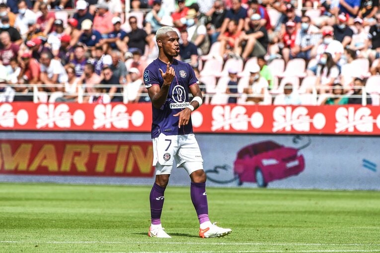 フランス移籍後初ゴールを奪い「シルエットはかせ」のパフォーマンスを披露したオナイウ阿道（21年8月ディジョン戦）©️Getty Images