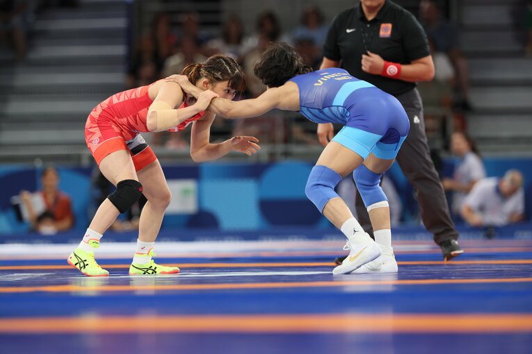 レスリング女子50kg級1回戦、須崎優衣vs.ビネシュ・フォガト　©Kaoru Watanabe/JMPA