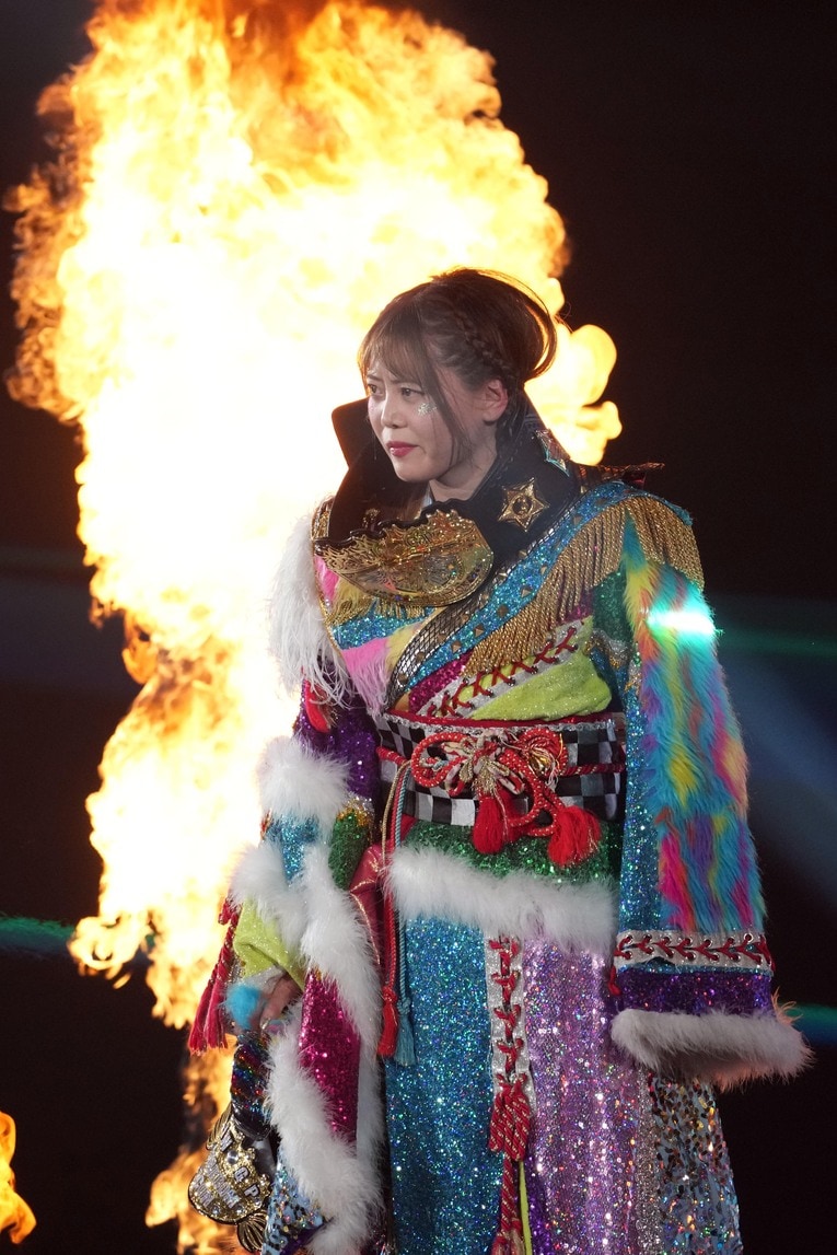 覆面を取り、炎の中を入場する岩谷麻優　©Masashi Hara