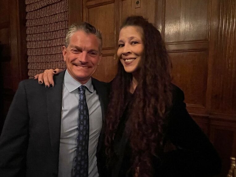 現在のフィギュア界や日本人選手について笑顔で語ってくれたポール・ワイリー。隣にはタイ・バビロニアの姿も　©Akiko Tamura