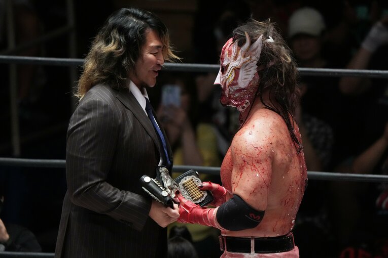 エル・デスペラードをねぎらう棚橋弘至社長　©Essei Hara