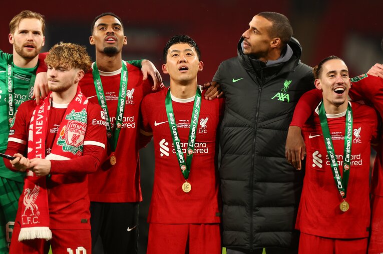 2月25日、リーグカップの優勝セレモニー。感極まった表情の遠藤航　©Getty Images