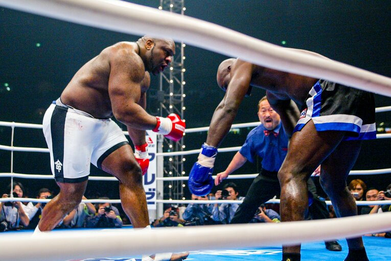 サップの強打を受け、踏ん張るホースト