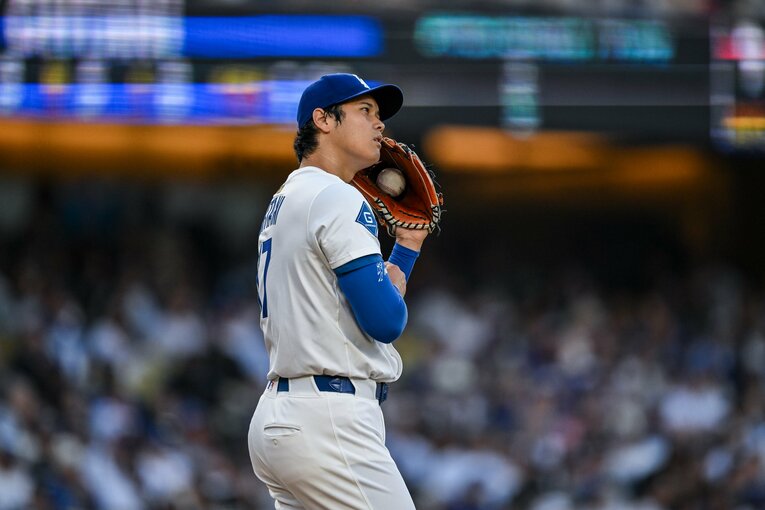 【Numberカメラマンが激写・大谷翔平の愛される日常2025年7月版：全100枚超】ピッチコム聞こえない…かな　©Nanae Suzuki