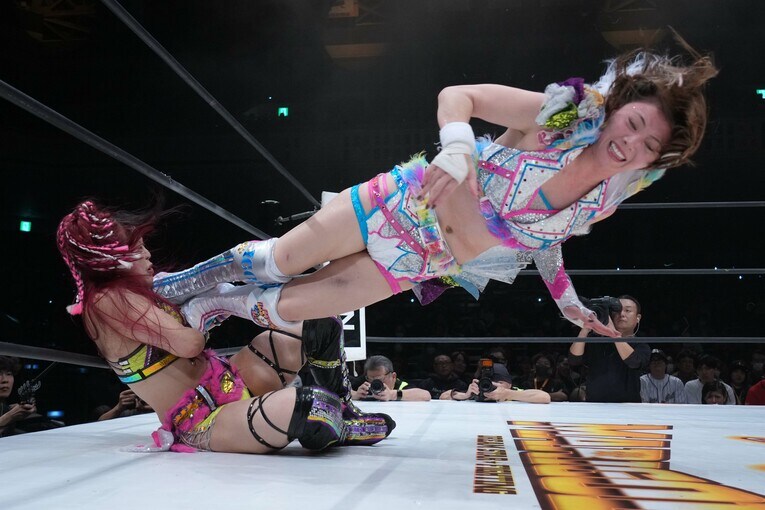 岩谷麻優の串刺しドロップキック　©Essei Hara