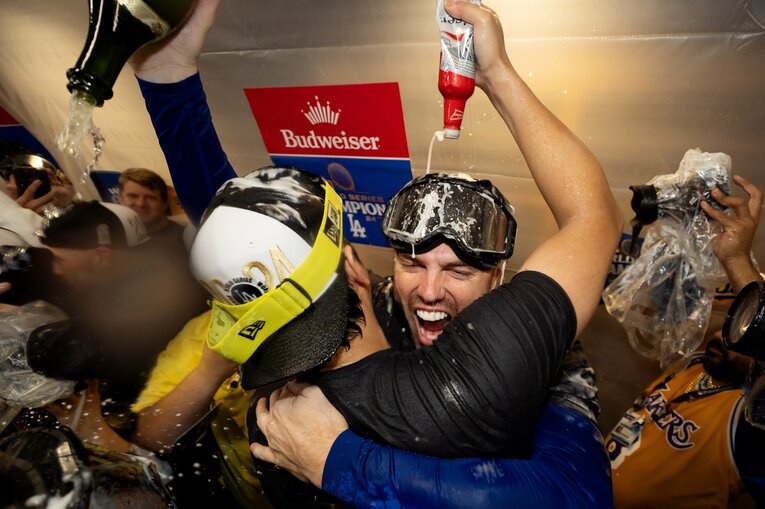 【翔平とフリーマン“仲良しな日常”】ワールドシリーズ制覇時には熱いハグ　©Getty Images