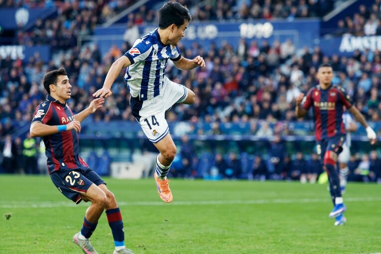 「ふがいないシーズンなので」久保建英が初のヘディング弾後“ファンに謝罪”した背景…不振ソシエダの中で「感覚的には良くなっている」(3)