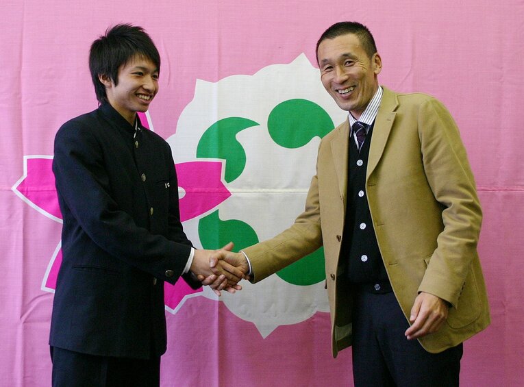 2010年1月、鹿島アントラーズと仮契約を結び、椎本邦一スカウト担当部長（当時）と握手する青森山田高校2年の柴崎岳　©︎JIJI PRESS