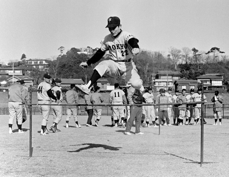 V9時代の巨人（写真は1966年1月）、多摩川河川敷で自主トレする選手たち　©JIJI PRESS