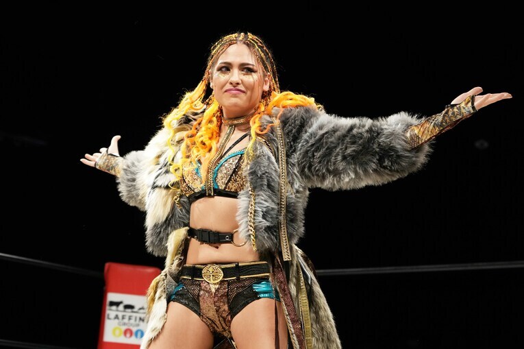 全員掛けのリングに上がったジュリア。8月25日、新木場1stRING　©Essei Hara