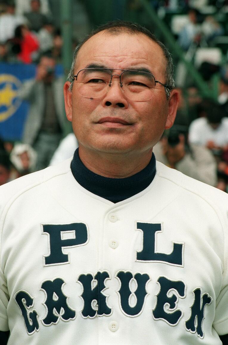 PL学園のユニフォーム（写真は黄金期の監督だった中村順司） ©JIJI PRESS