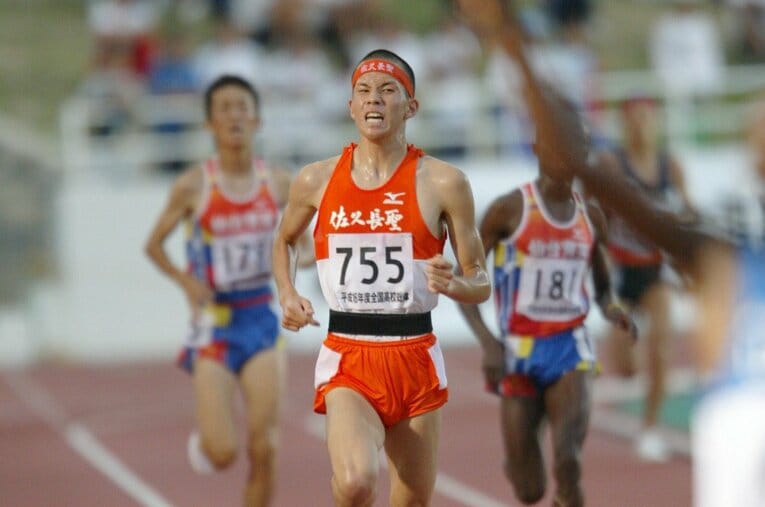 2004年の高校3年時、佐藤悠基は夏のIHで後のマラソン五輪金メダルのサムエル・ワンジルに先着するなど異次元の力を見せていた ／ photograph by AFLO