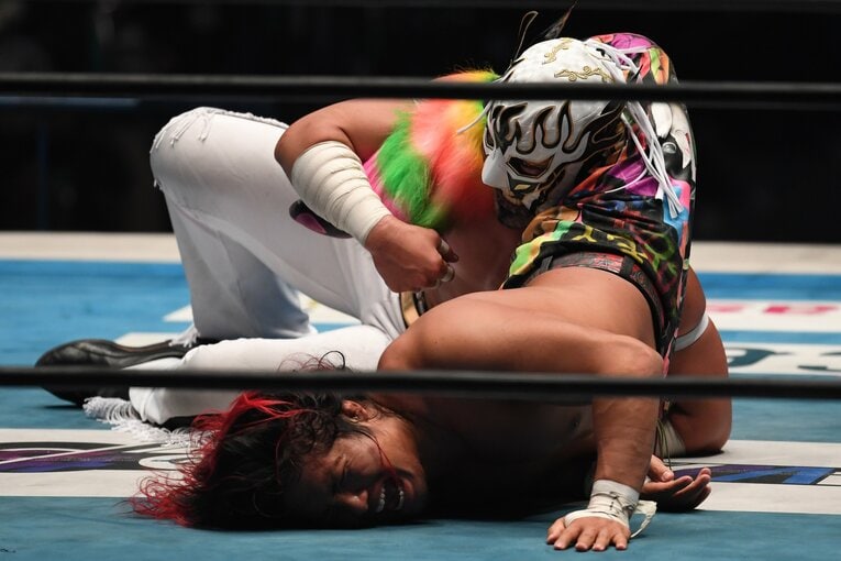 ヌメロ・ドスで高橋ヒロムを攻めるエル・デスペラード　©Masashi Hara