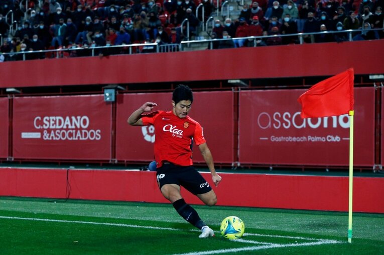 久保建英はなぜ“前節決勝点”なのに途中出場、ボールが回ってこなかったか… “試合展開と悪天候の不運”とは〈撮影者の視点〉(22)