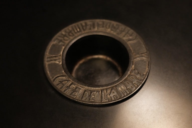 今では使われないテーブルの灰皿　©Essei Hara