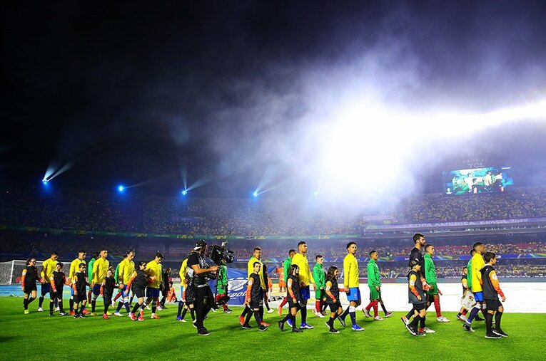 コパ・アメリカの開幕戦、ブラジル対ボリビアの選手入場シーン。モルンビースタジアムは空席が目立った。 ／ photograph by Getty Images