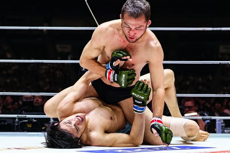 中村はポジションを固め、桜庭をじっくりと攻めた　©RIZIN FF Susumu Nagao