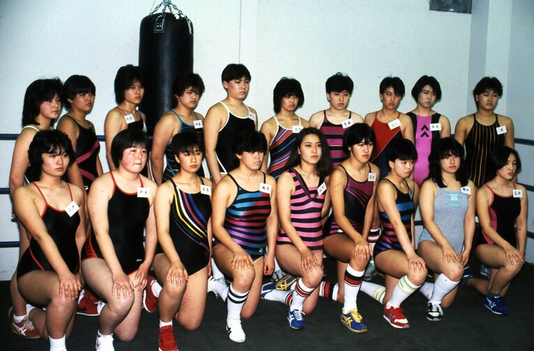 ジャパン女子プロレスのオーディション合格発表の日。後列左から5人目が関西。右となり2人目が故・ハーレー斉藤　©東京スポーツ新聞社