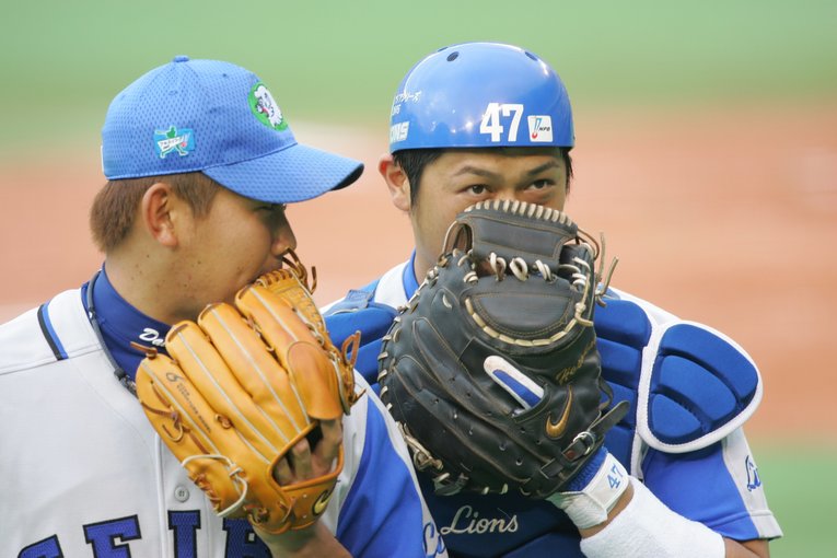 松坂大輔と細川　©BUNGEISHUNJU